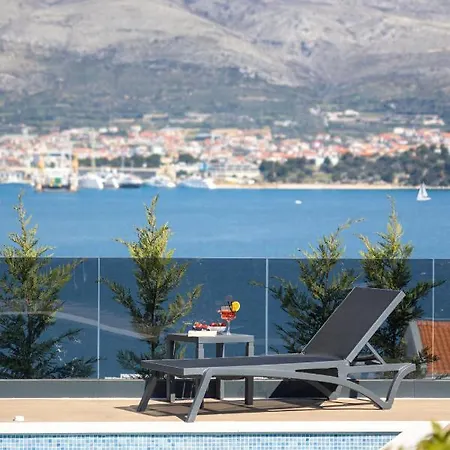 Villa 360 *