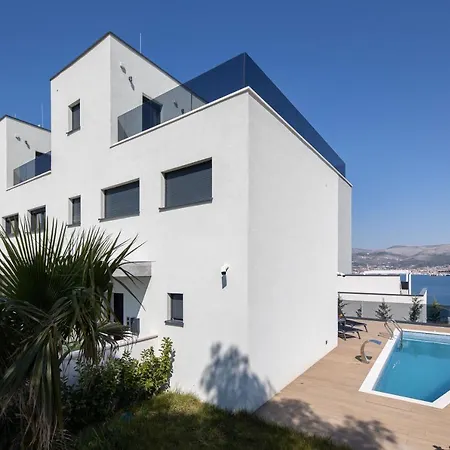 Villa 360 *